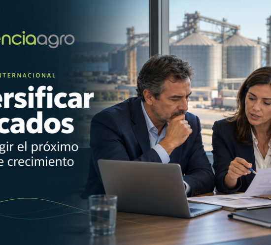 CEO y directora comercial analizan una expansión internacional en una oficina junto a una terminal de granos.